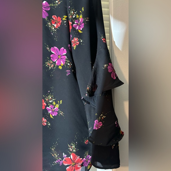 Small Worthington Floral Blouse with layered Sleeves - Picture 4 of 4